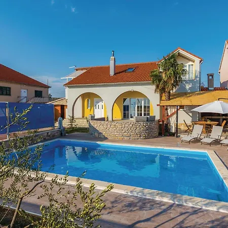 Beautiful In With Kitchen Holiday home