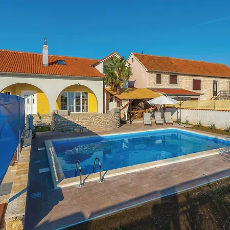 Amazing Home In Oklaj With Wifi Vikendica